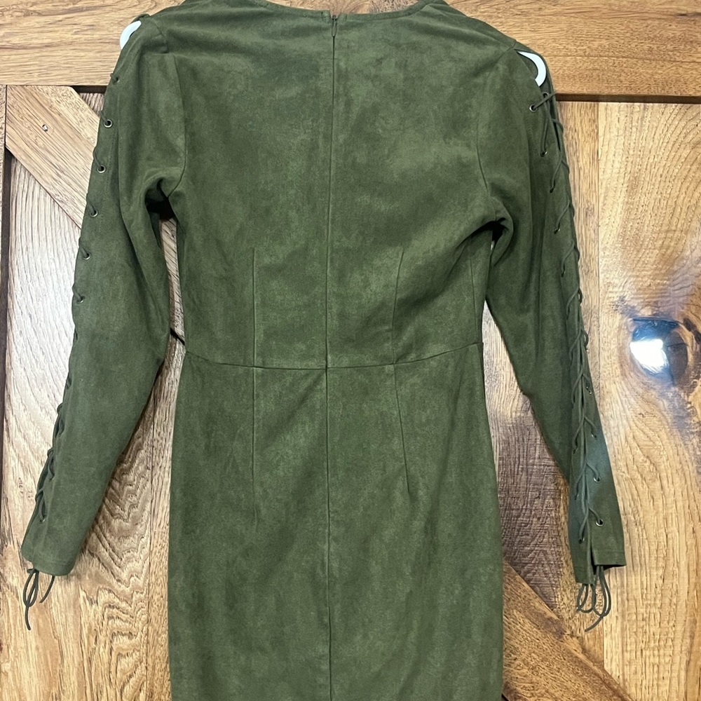 Like new dress shorter only worn a couple of times. Sleeves are laced together.